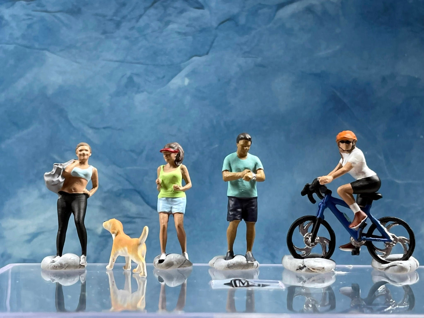 1:64 Miniature Human Figures - Painted SET - great for Dioramas / Hot Wheels - Weekend Gang - Miniatures 1.10" Tarmac