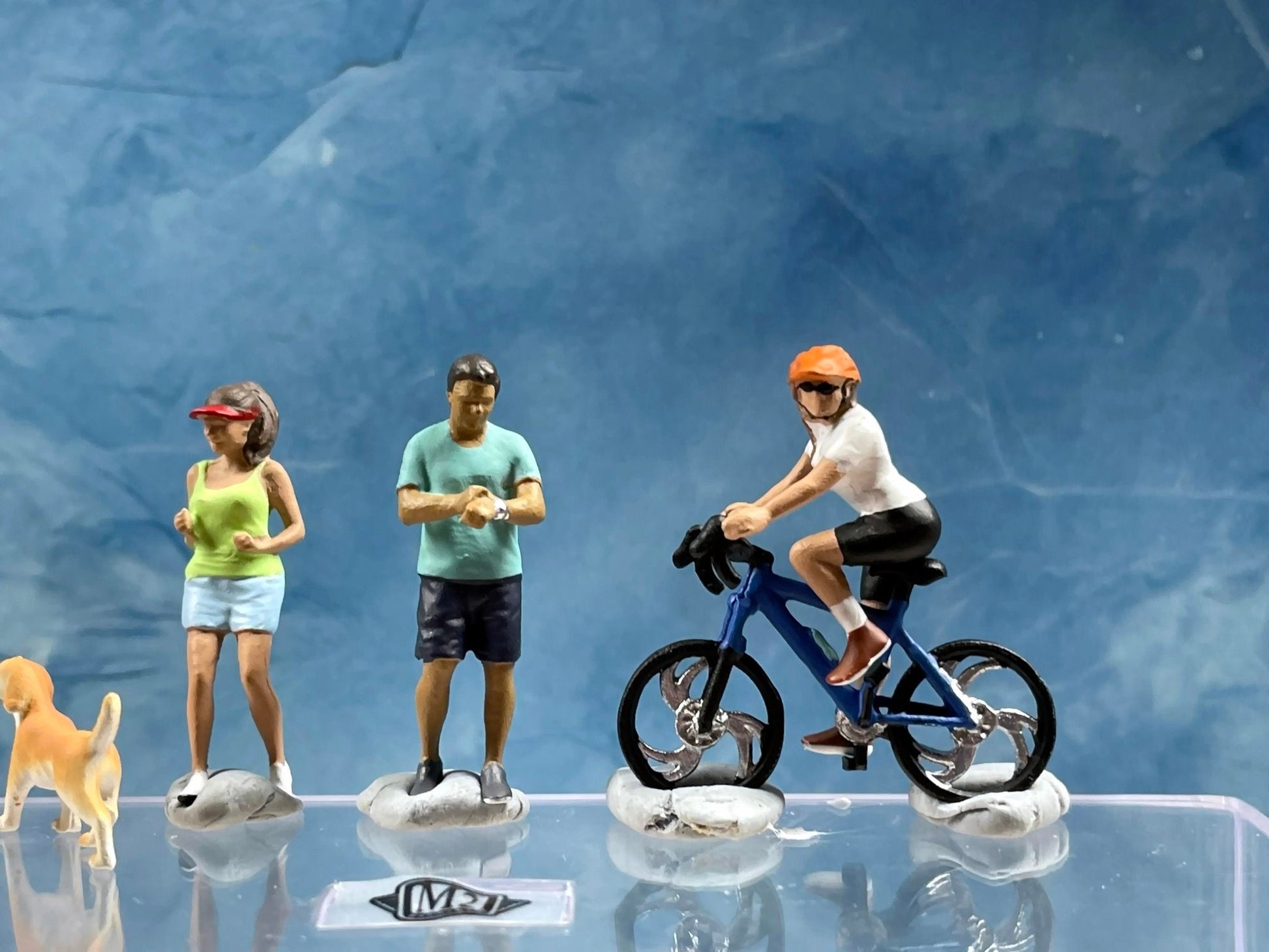 1:64 Miniature Human Figures - Painted SET - great for Dioramas / Hot Wheels - Weekend Gang - Miniatures 1.10" Tarmac