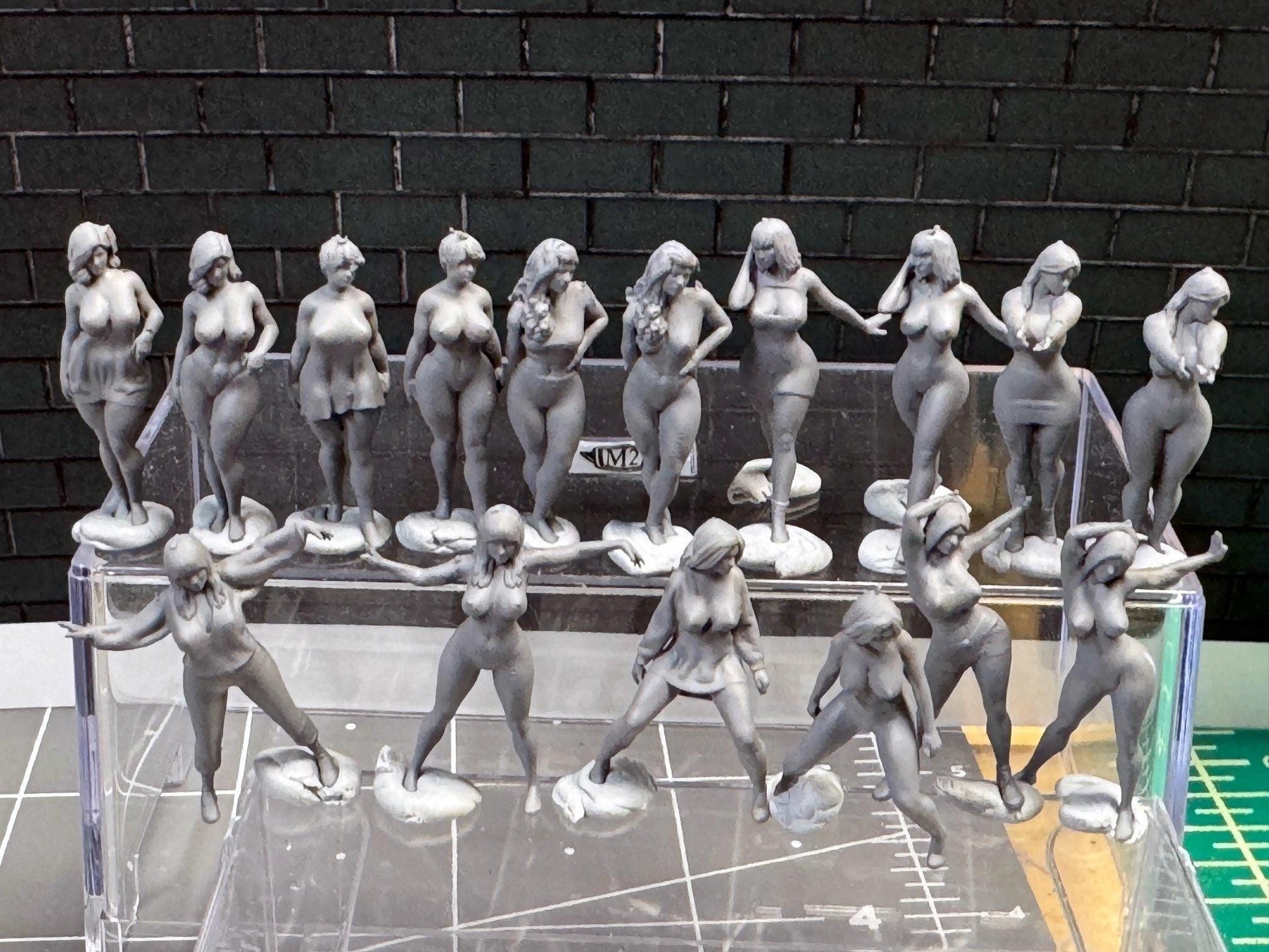 1:64 Miniature Human Figures - Resin / unpainted - great for Dioramas Hot Wheels - Made in the USA LOT 337 - Miniature 1.10