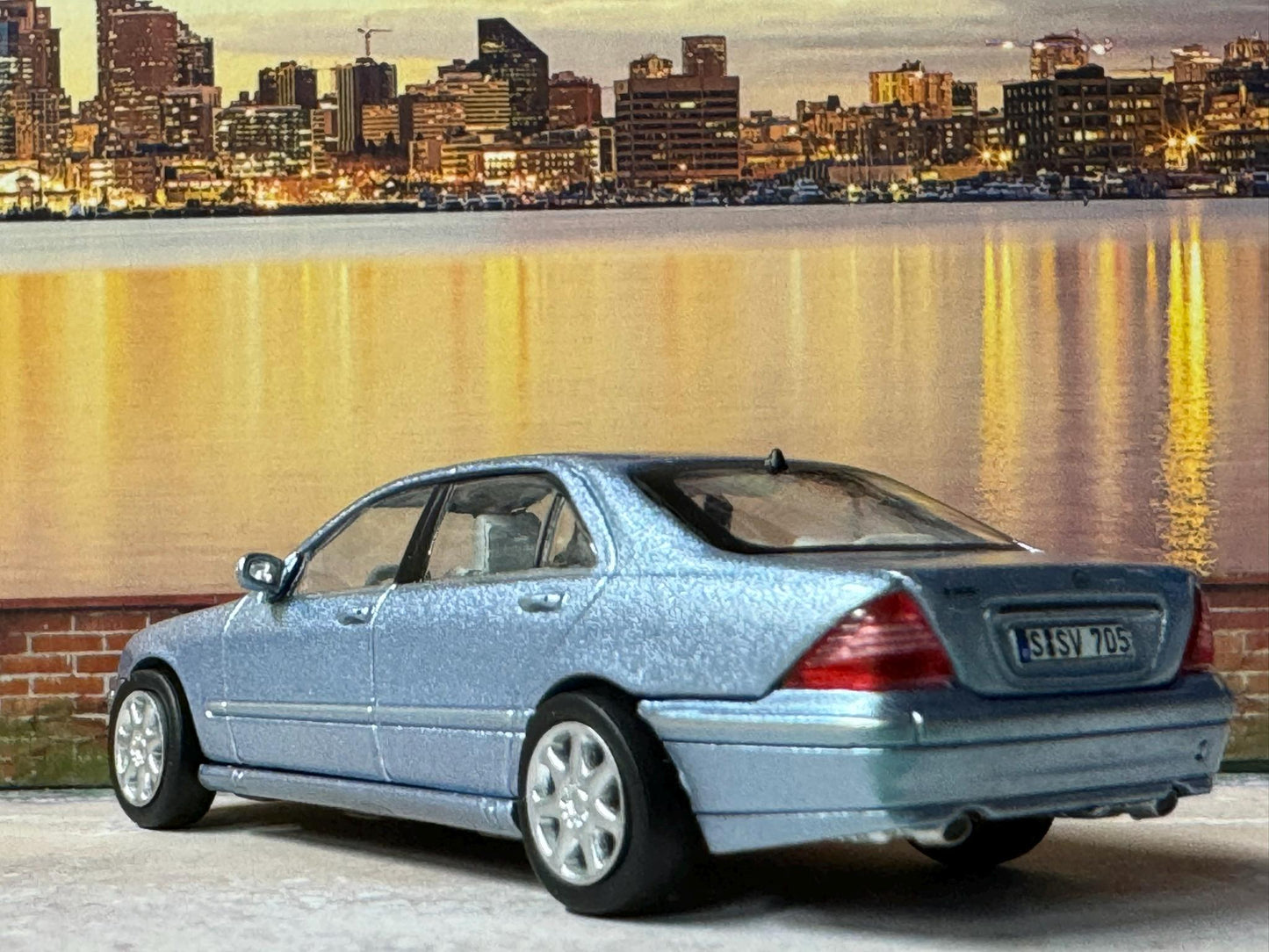 1-64 Scale / S-Scale Mercedes-Benz S-Class - Great For Dioramas & Diecast Photography (Tarmac)