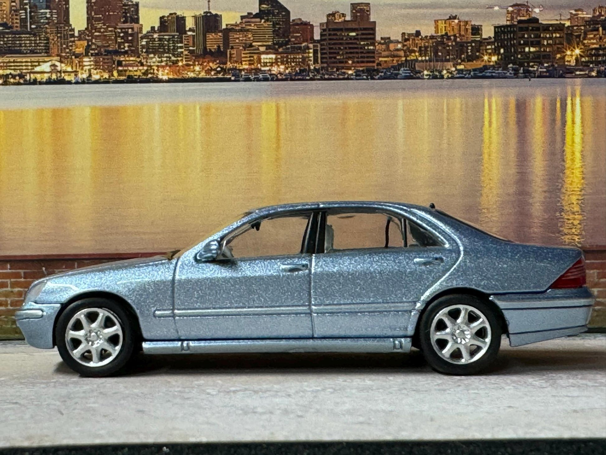 1-64 Scale / S-Scale Mercedes-Benz S-Class - Great For Dioramas & Diecast Photography (Tarmac)