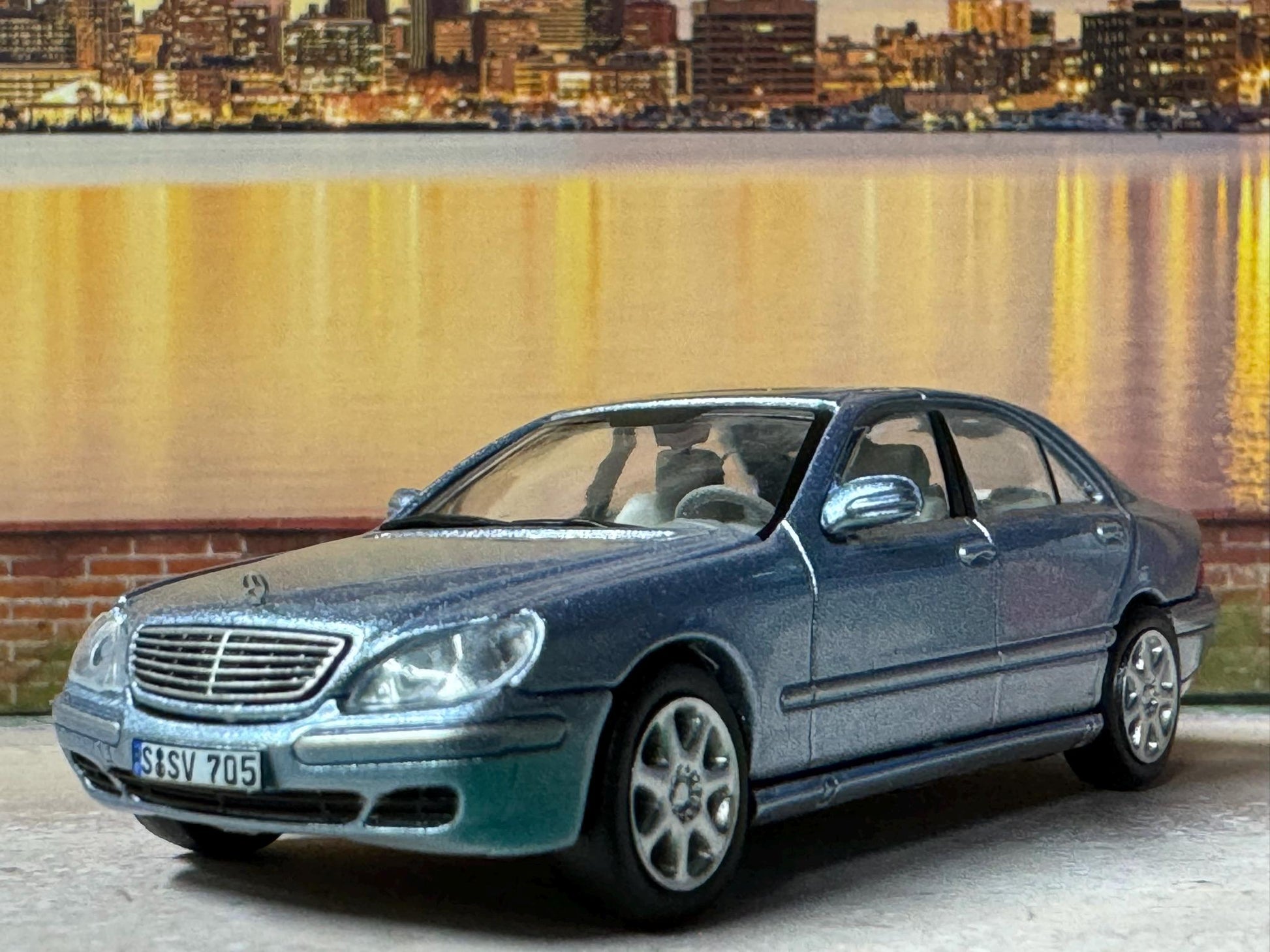 1-64 Scale / S-Scale Mercedes-Benz S-Class - Great For Dioramas & Diecast Photography (Tarmac)