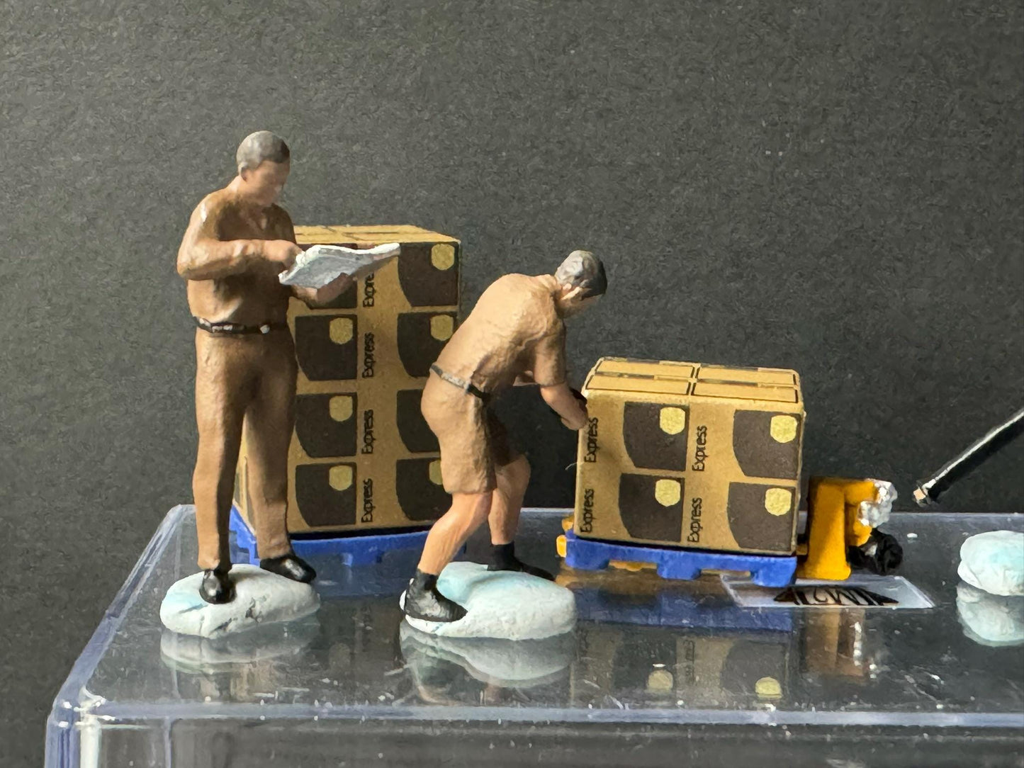 1:64 Miniature Human Figures - Painted SET - great for Dioramas / Hot Wheels - Delivery Men - Miniatures 1.10" MiniGT