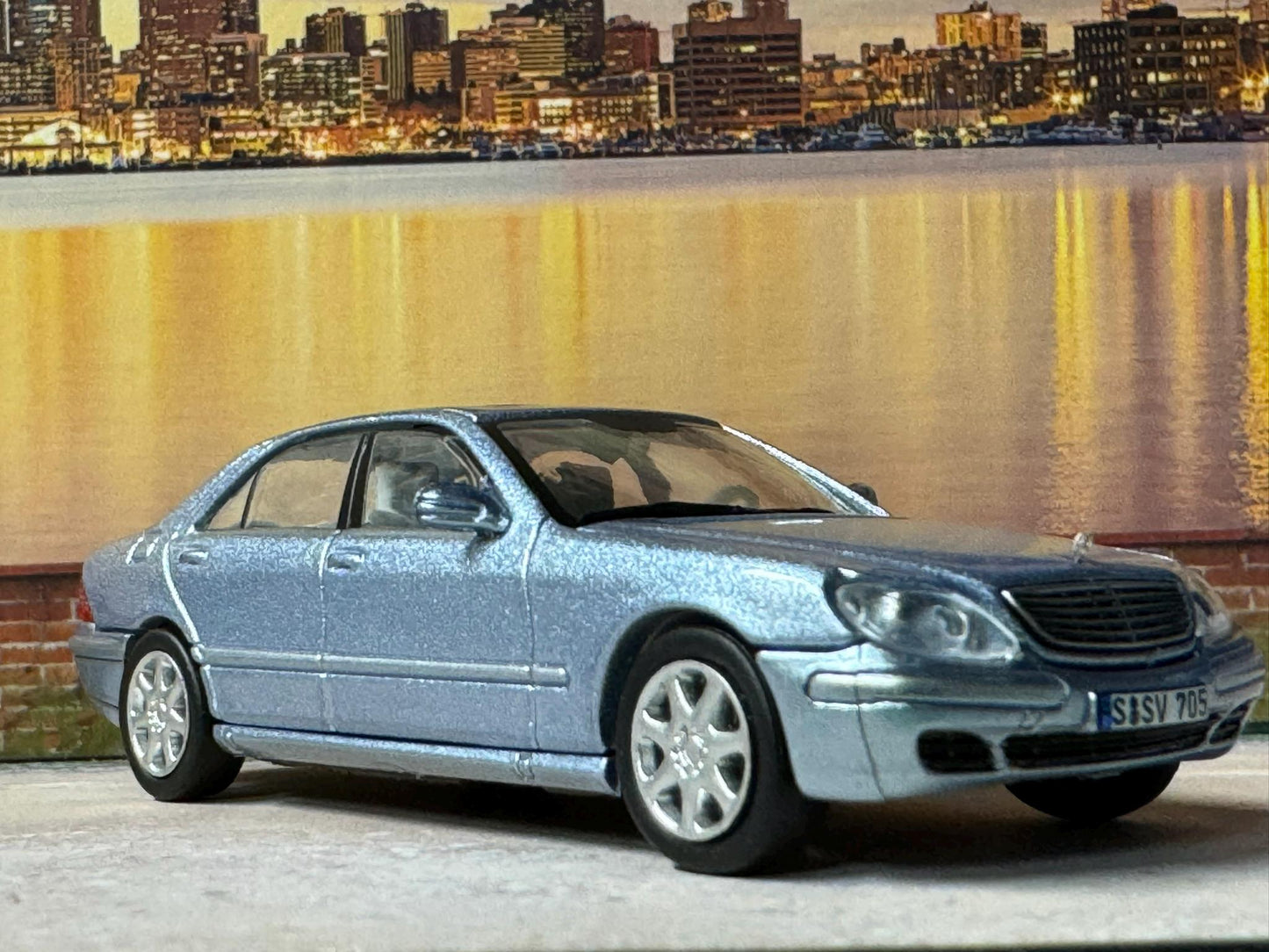 1-64 Scale / S-Scale Mercedes-Benz S-Class - Great For Dioramas & Diecast Photography (Tarmac)