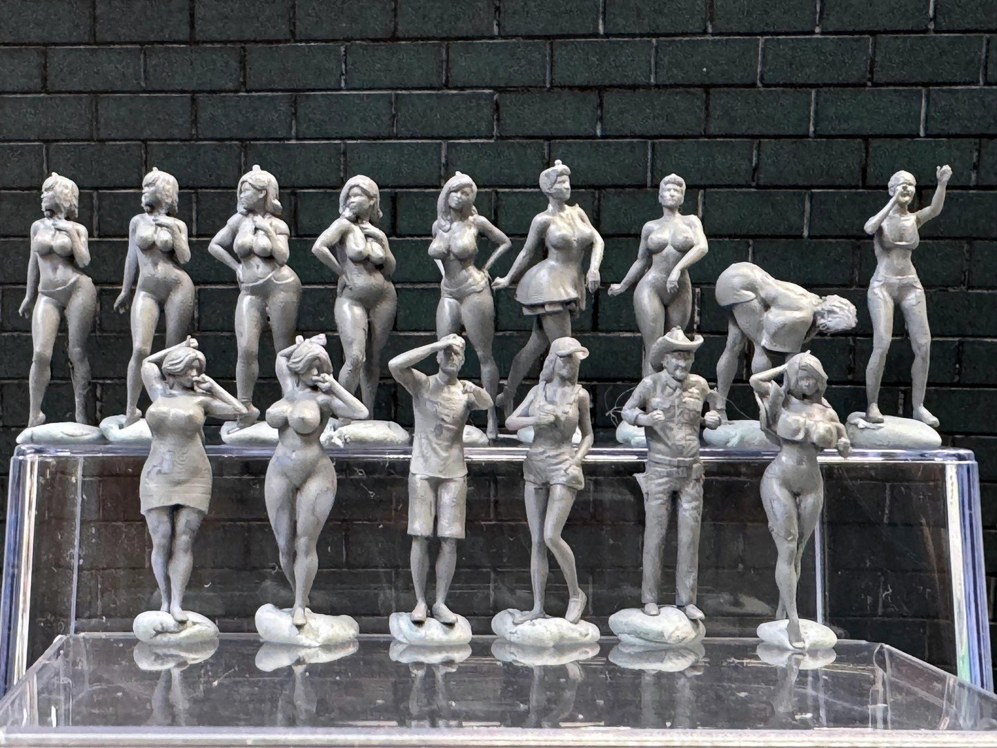 1:64 Miniature Human Figures - Resin / unpainted - great for Dioramas Hot Wheels - Made in the USA LOT 372 - Miniature 1.10