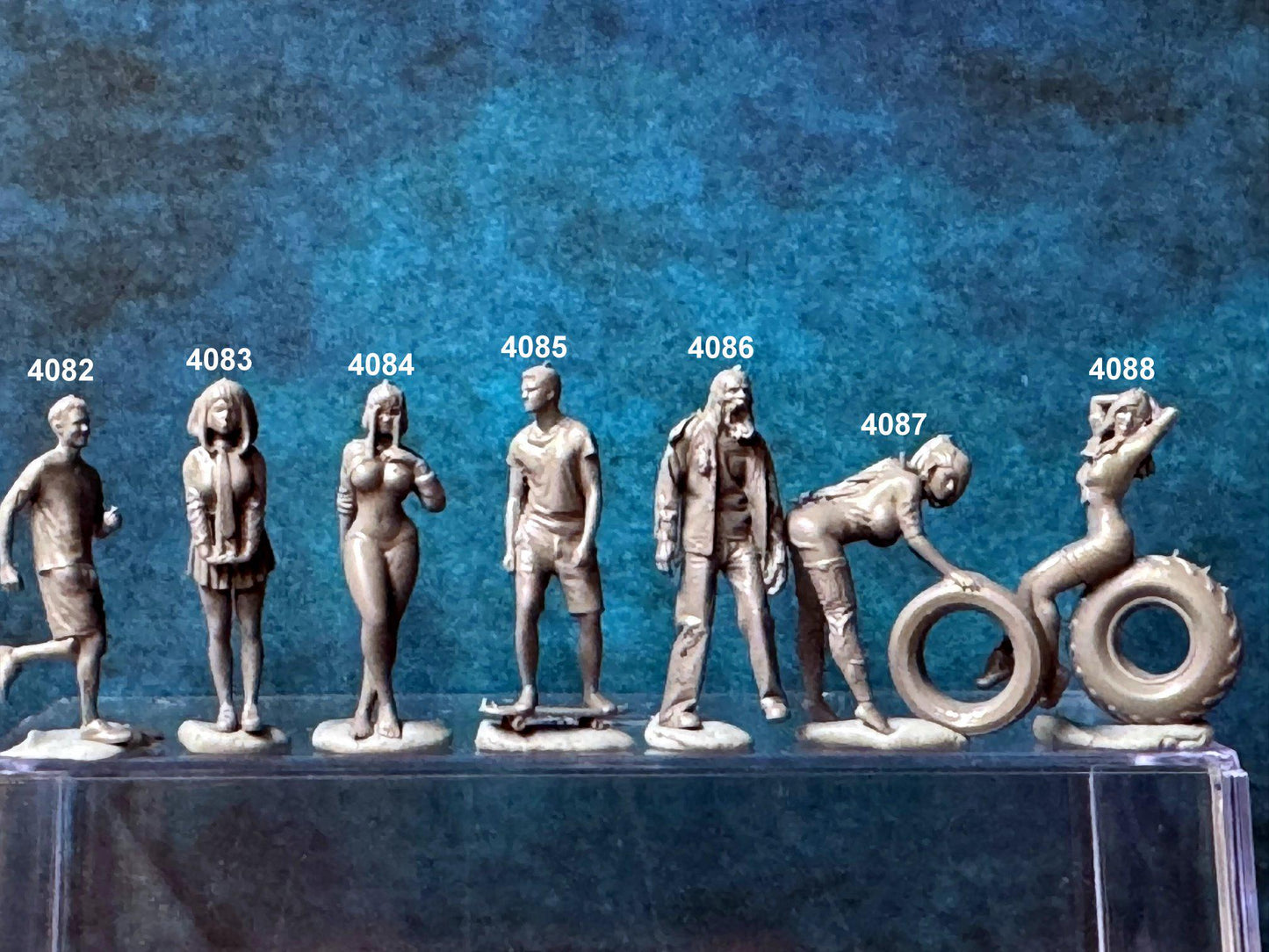 1:64 Miniature Human Figures - Resin / unpainted - great for Dioramas Hot Wheels - Made in the USA LOT 607 - Miniature 1.10