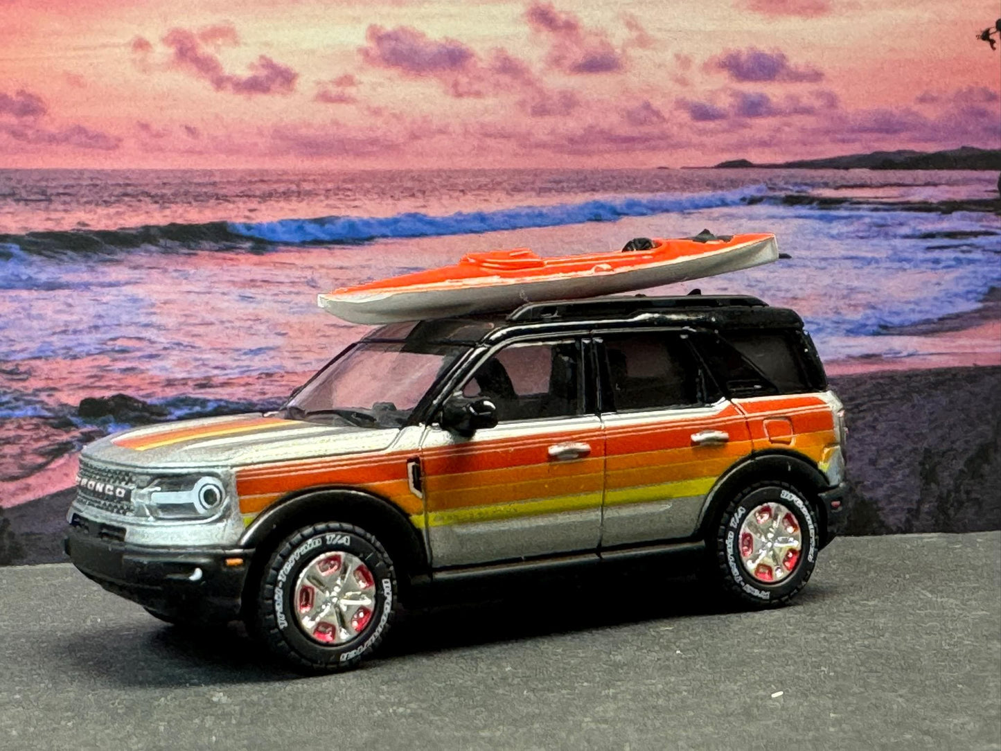 1-64 Scale / S-Scale 2022 Ford Bronco Sport with Canoe - Great For Dioramas & Diecast Photography (GL)