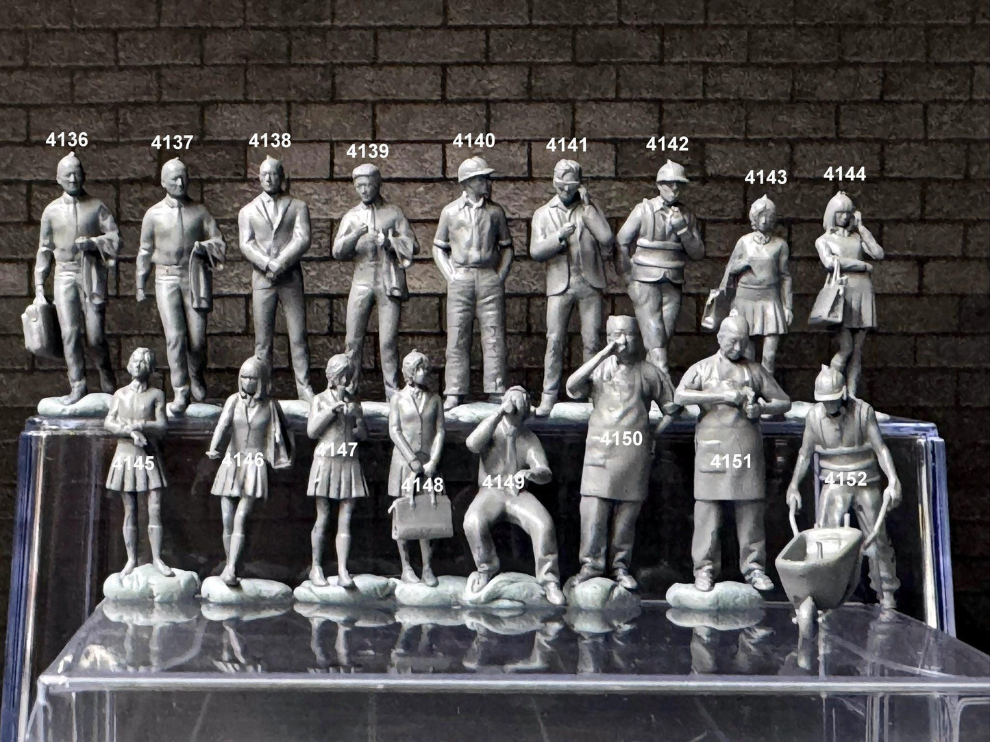 1:64 Miniature Human Figures - Resin / unpainted - great for Dioramas Hot Wheels - Made in the USA LOT 614 - Miniature 1.10