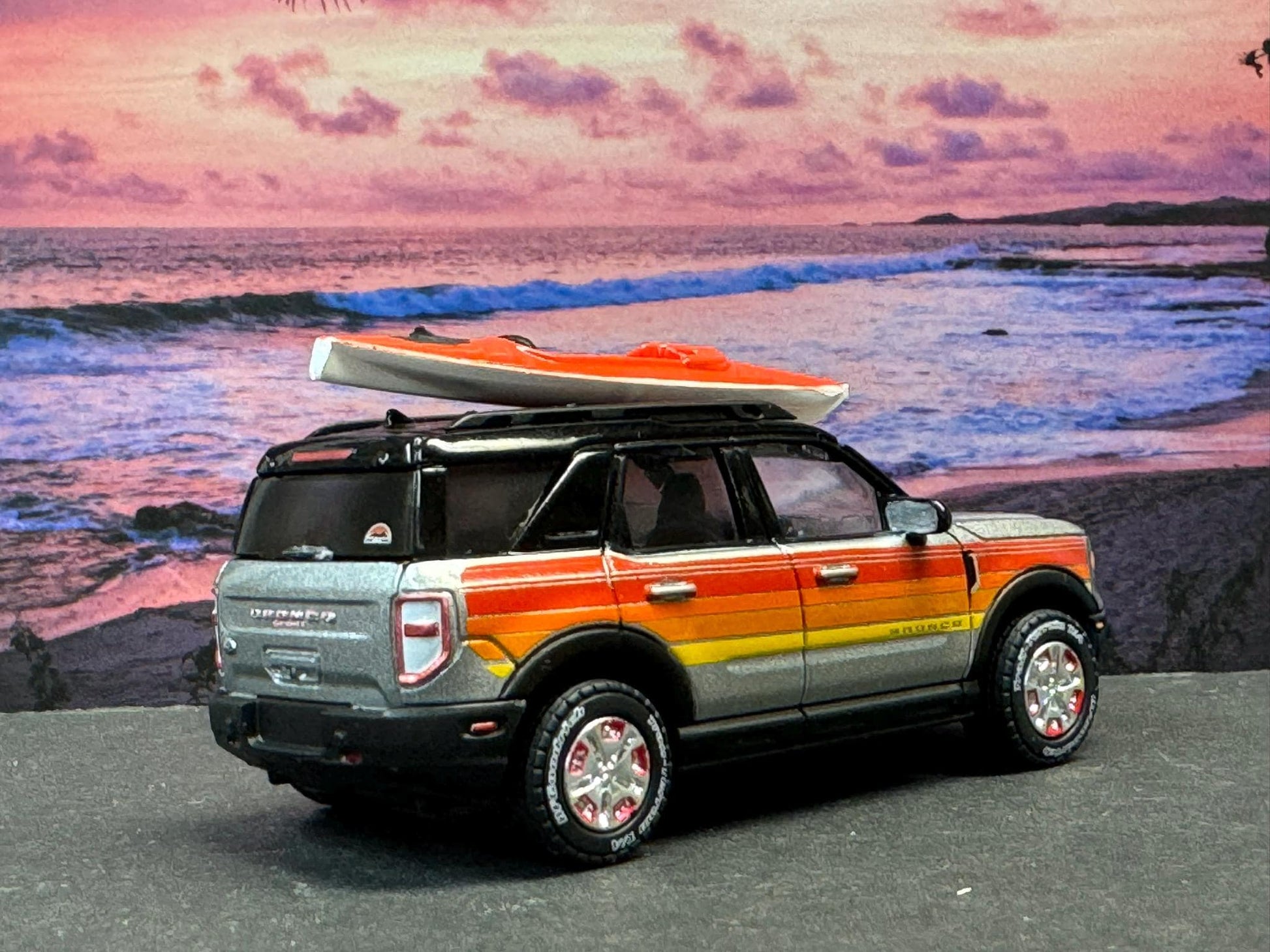 1-64 Scale / S-Scale 2022 Ford Bronco Sport with Canoe - Great For Dioramas & Diecast Photography (GL)