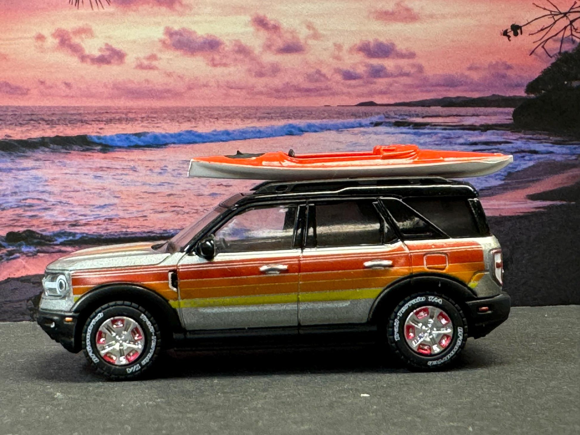 1-64 Scale / S-Scale 2022 Ford Bronco Sport with Canoe - Great For Dioramas & Diecast Photography (GL)