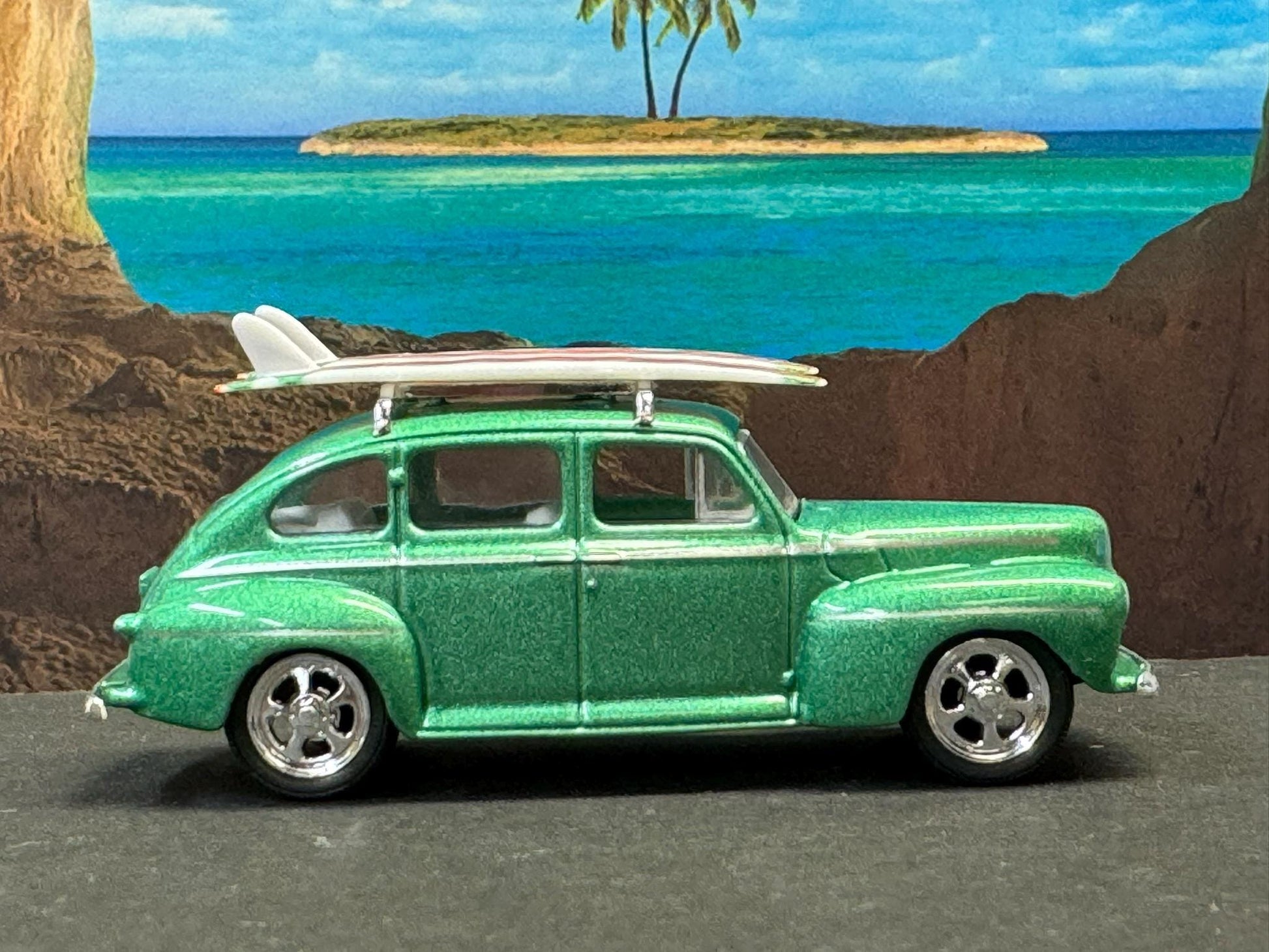 1-64 Scale / S-Scale 1946 Ford Fordor Super Deluxe with Surfboards - Great For Dioramas & Diecast Photography (GL)