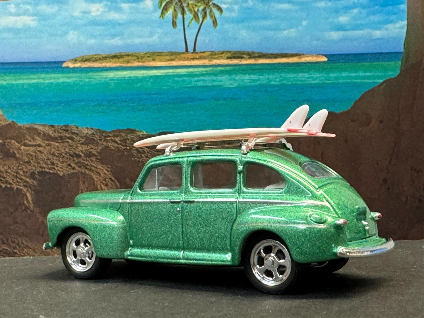 1-64 Scale / S-Scale 1946 Ford Fordor Super Deluxe with Surfboards - Great For Dioramas & Diecast Photography (GL)