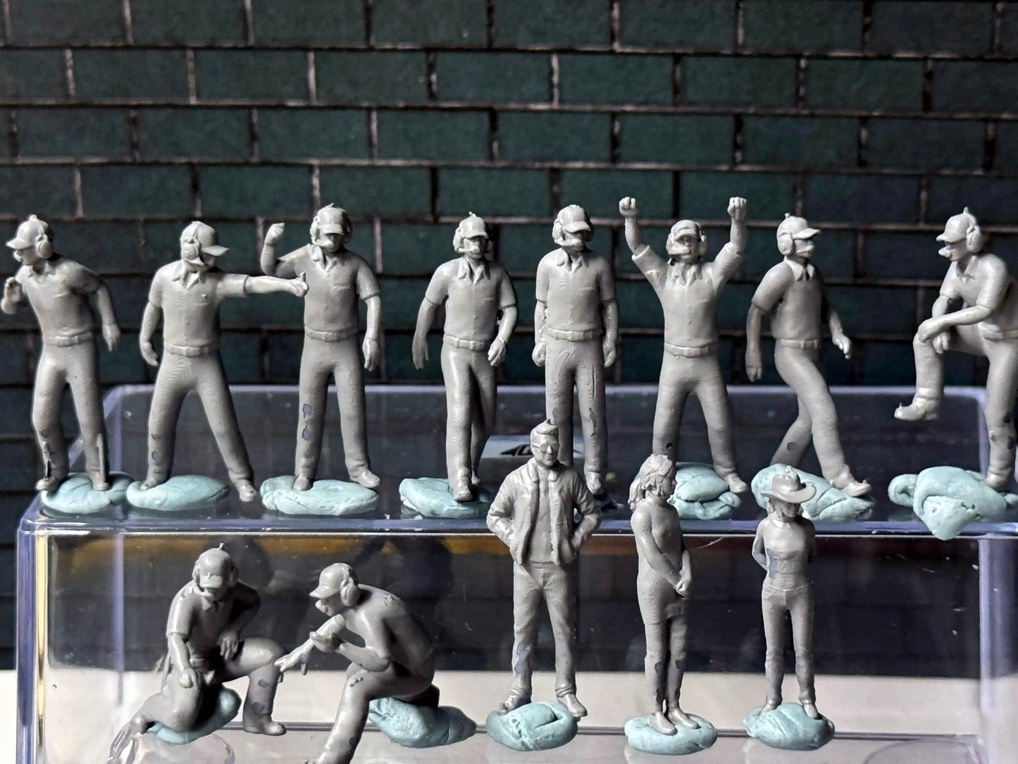 1:64 Miniature Human Figures - Resin / unpainted - great for Dioramas Hot Wheels - Made in the USA LOT 616 - Miniature 1.10