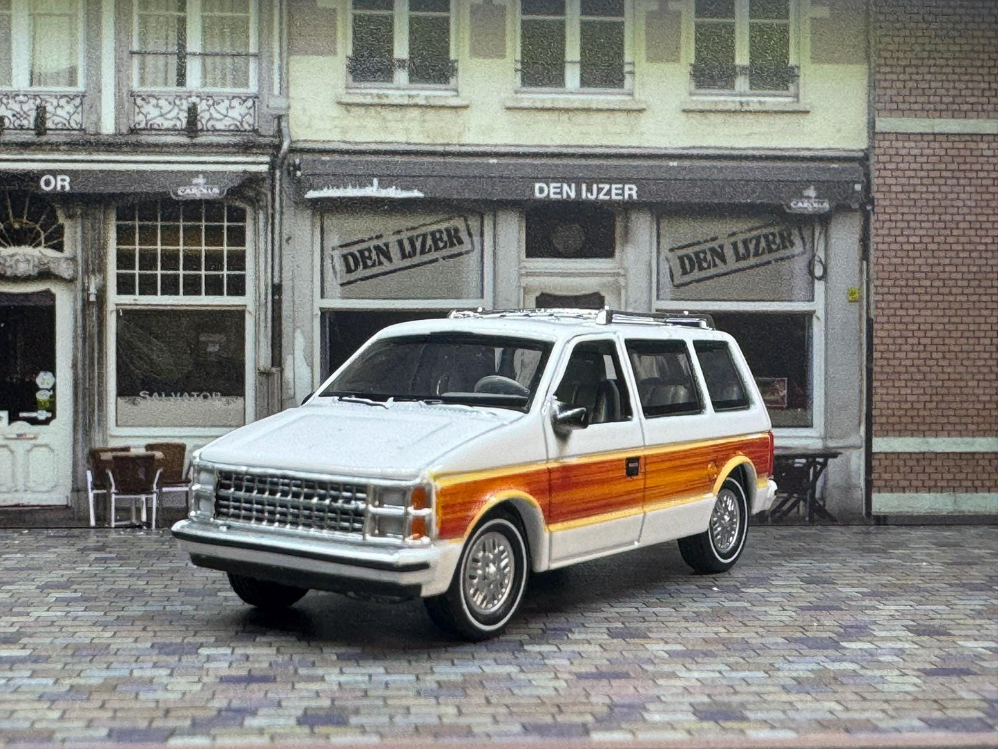 1-64 Scale / S-Scale 1985 Dodge Caravan in White with Woodgrain - Great For Dioramas & Diecast Photography (AW)