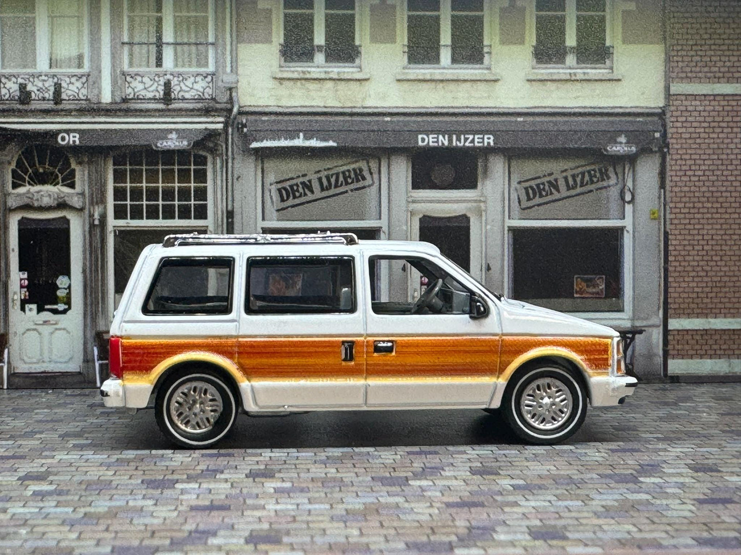 1-64 Scale / S-Scale 1985 Dodge Caravan in White with Woodgrain - Great For Dioramas & Diecast Photography (AW)