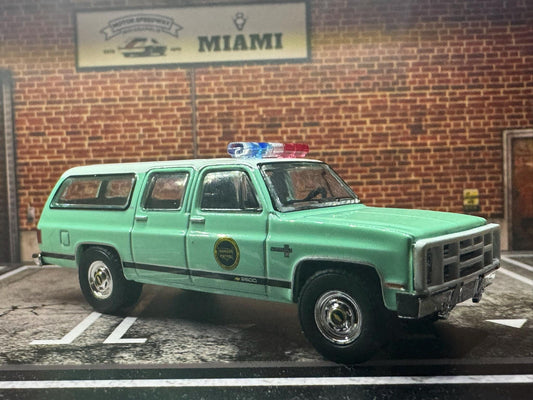 1-64 Scale / S-Scale 1990 Chevy Suburban K20 Scottsdale - Great For Dioramas & Diecast Photography (GL)