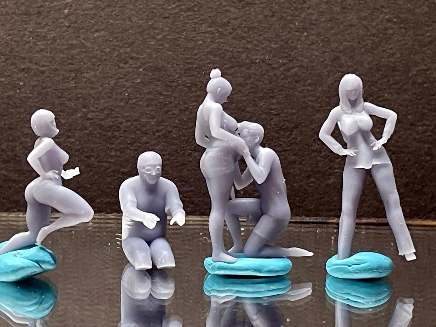 Double G 1:64 Miniature Human Figures - Unpainted - great for Dioramas - Made in the USA LOT 327 Miniature 1.10