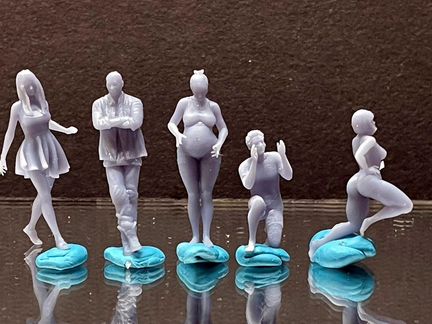 Double G 1:64 Miniature Human Figures - Unpainted - great for Dioramas - Made in the USA LOT 327 Miniature 1.10