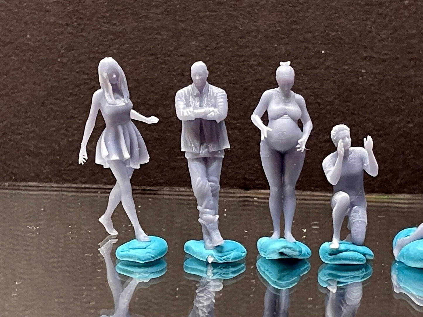 Double G 1:64 Miniature Human Figures - Unpainted - great for Dioramas - Made in the USA LOT 327 Miniature 1.10