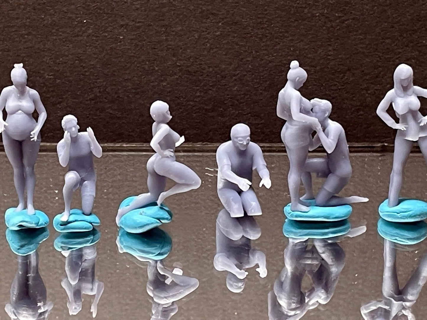 Double G 1:64 Miniature Human Figures - Unpainted - great for Dioramas - Made in the USA LOT 327 Miniature 1.10