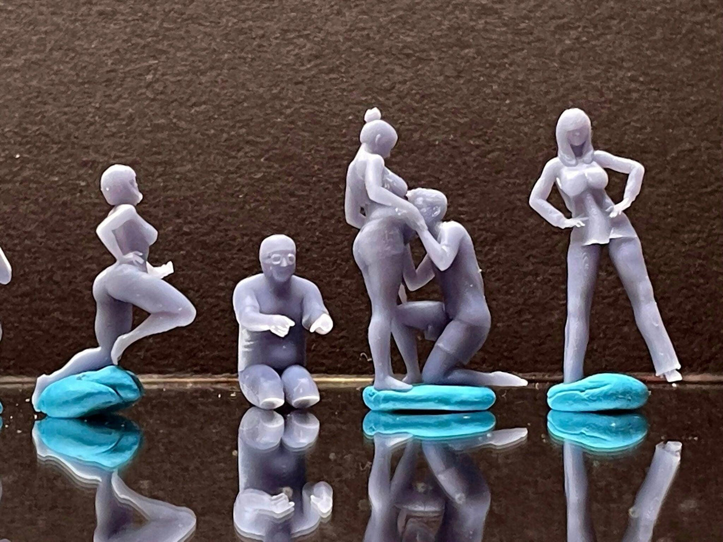 Double G 1:64 Miniature Human Figures - Unpainted - great for Dioramas - Made in the USA LOT 327 Miniature 1.10
