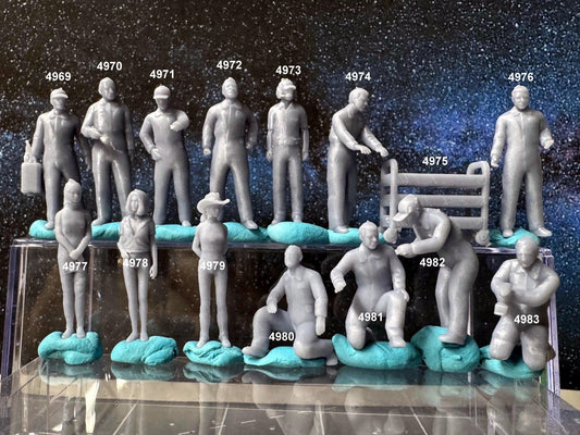 Double G 1:64 Miniature Human Figures - 3D Printed - Unpainted - great for Dioramas - LOT 669 Miniature 1.10 Pit Crew Mechanics