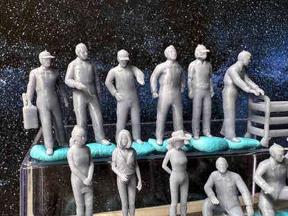 Double G 1:64 Miniature Human Figures - 3D Printed - Unpainted - great for Dioramas - LOT 669 Miniature 1.10 Pit Crew Mechanics