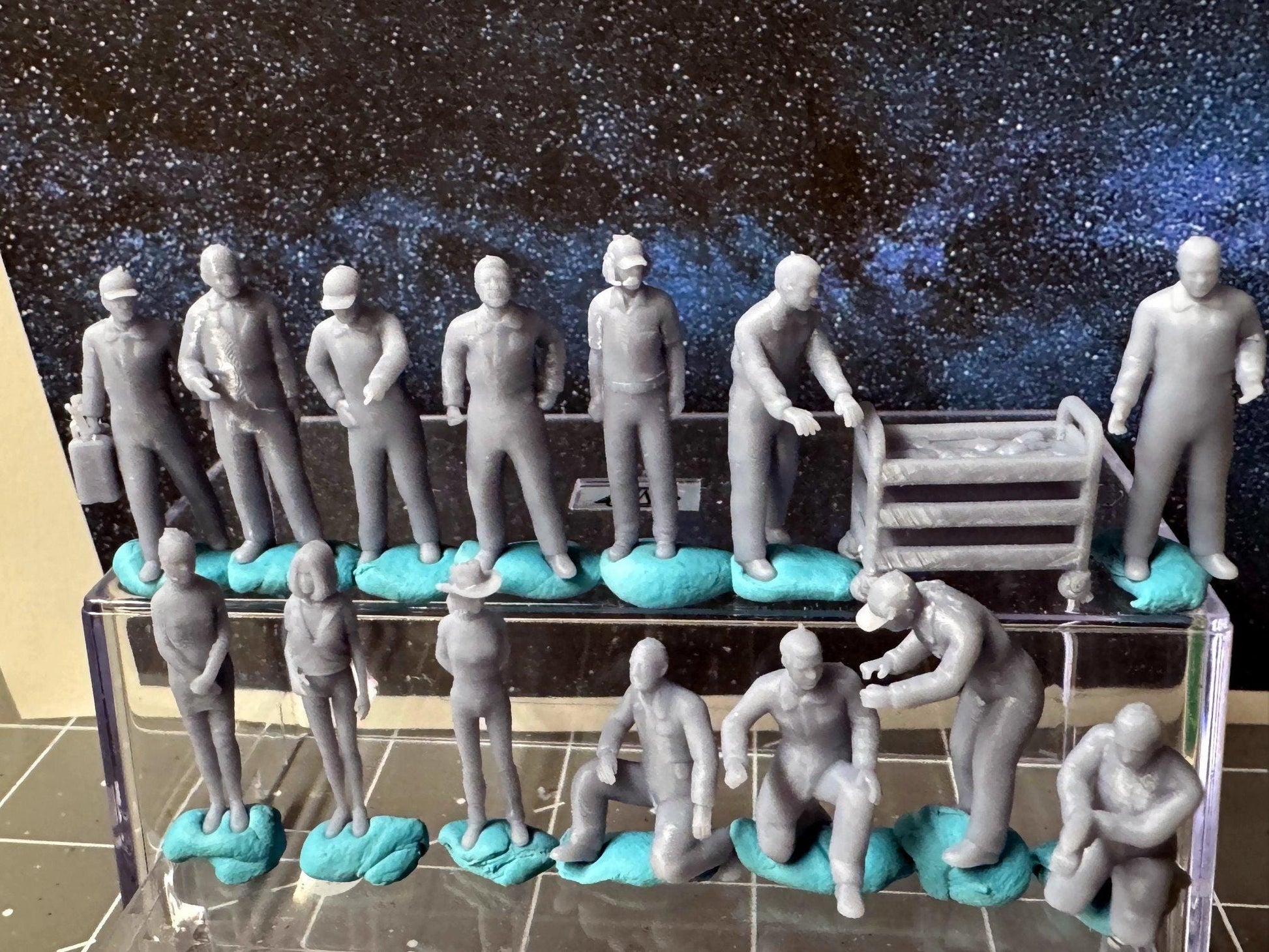 Double G 1:64 Miniature Human Figures - 3D Printed - Unpainted - great for Dioramas - LOT 669 Miniature 1.10 Pit Crew Mechanics