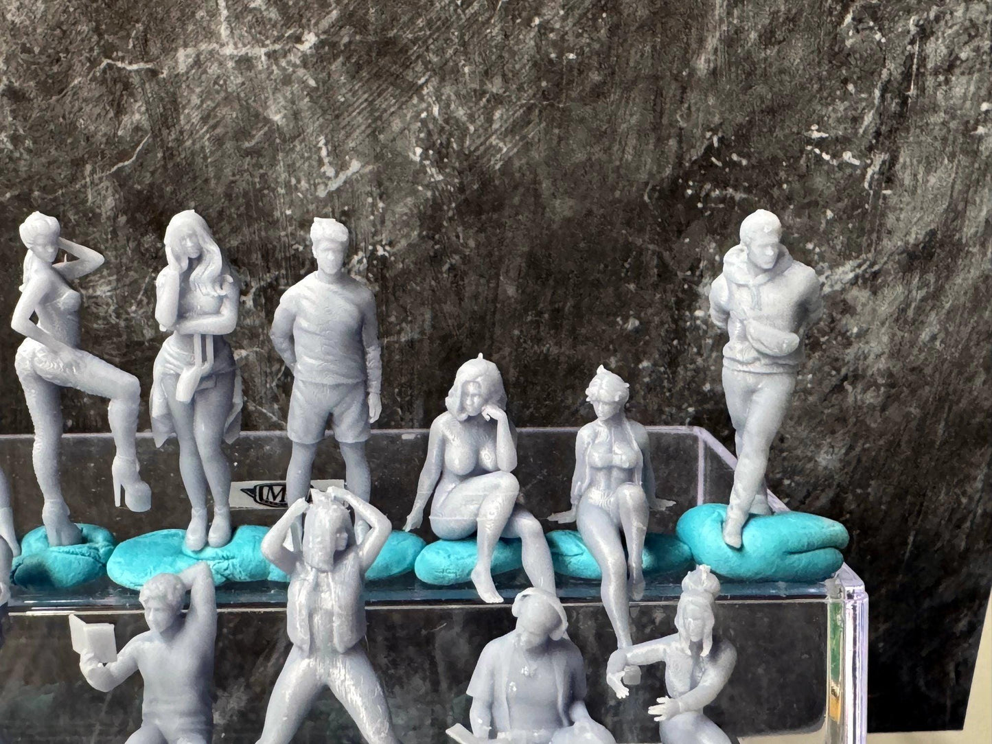 Double G 1:64 Miniature Human Figures - Unpainted - great for Dioramas - Made in the USA LOT 682 Miniature 1.10