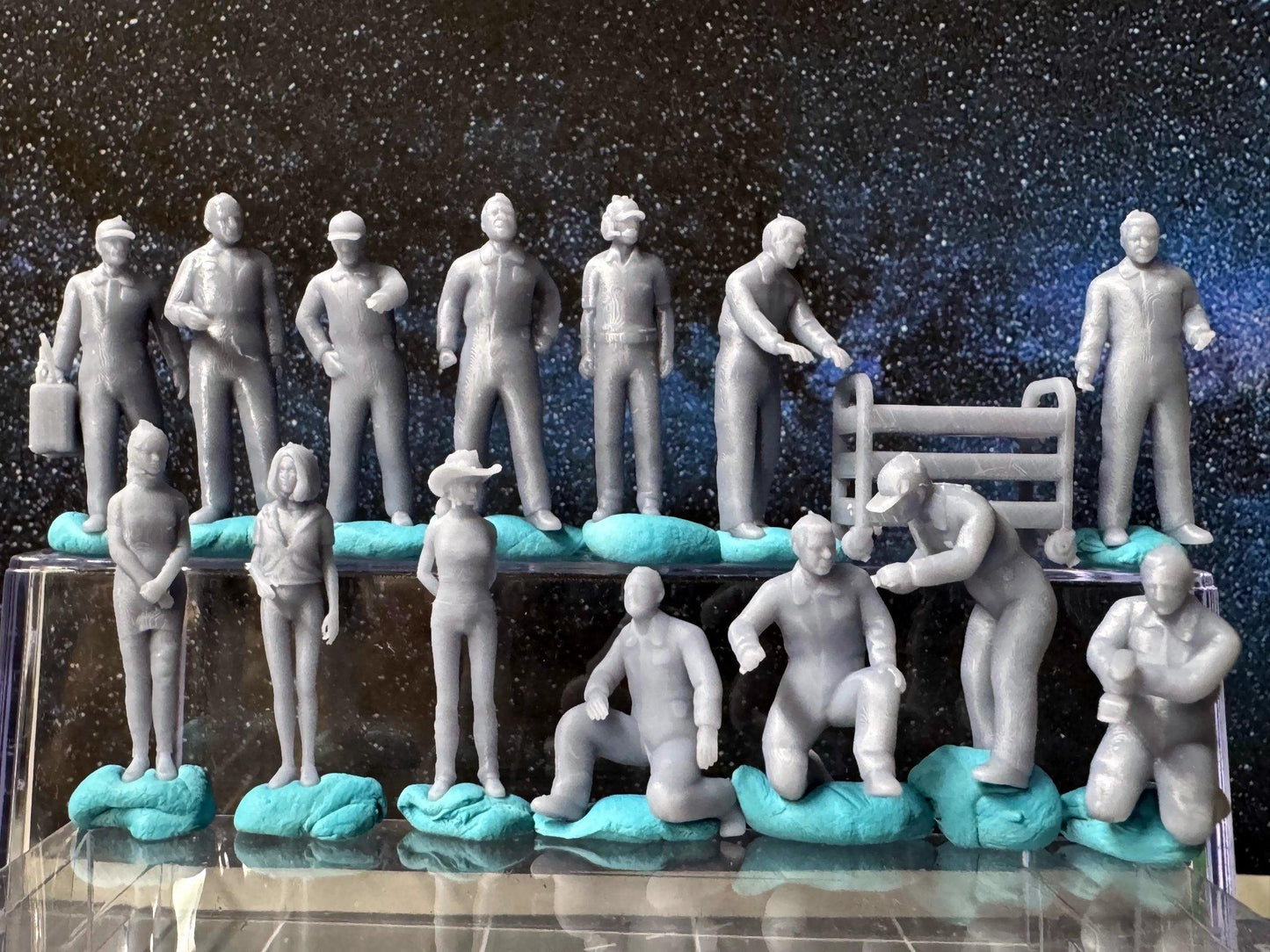 Double G 1:64 Miniature Human Figures - 3D Printed - Unpainted - great for Dioramas - LOT 669 Miniature 1.10 Pit Crew Mechanics