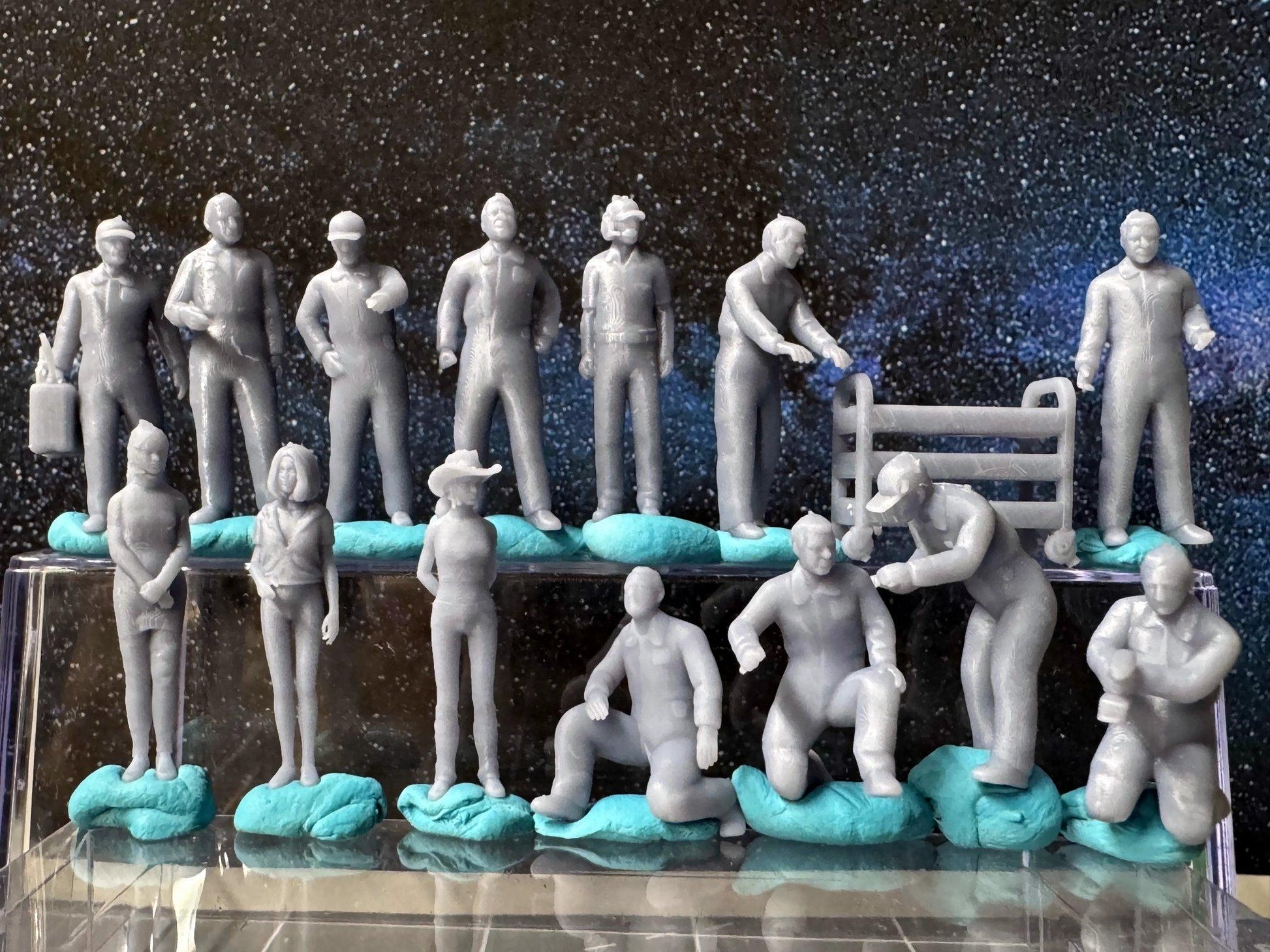 Double G 1:64 Miniature Human Figures - 3D Printed - Unpainted - great for Dioramas - LOT 669 Miniature 1.10 Pit Crew Mechanics