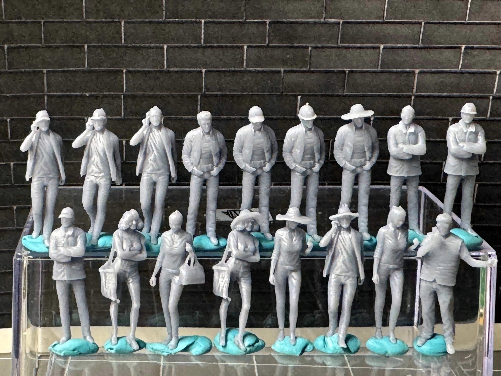 Double G 1:64 Miniature Human Figures - Unpainted - great for Dioramas - Made in the USA LOT 689 Miniature 1.10
