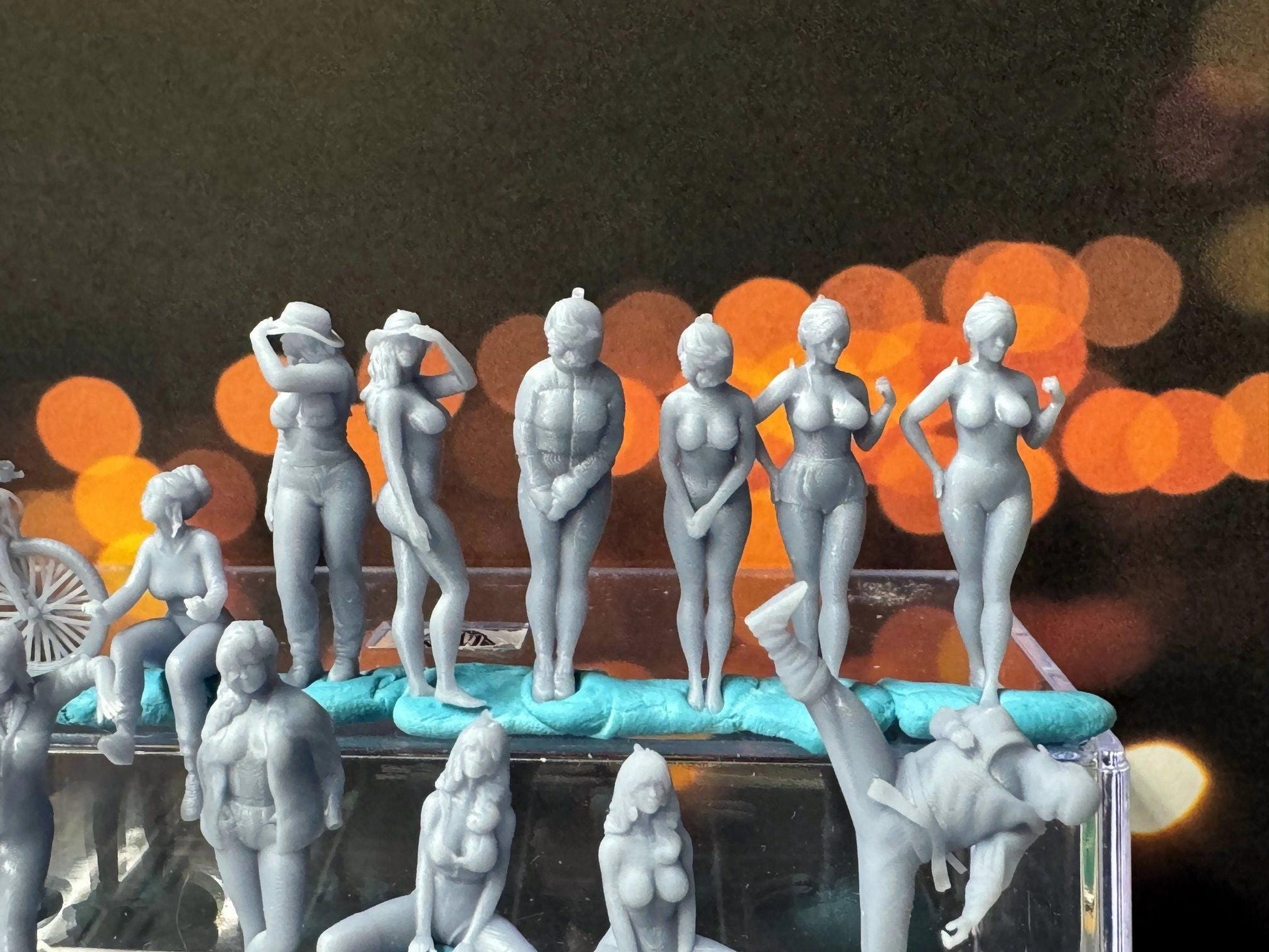 Double G 1:64 Miniature Human Figures - Unpainted - great for Dioramas - Made in the USA LOT 679 Miniature 1.10