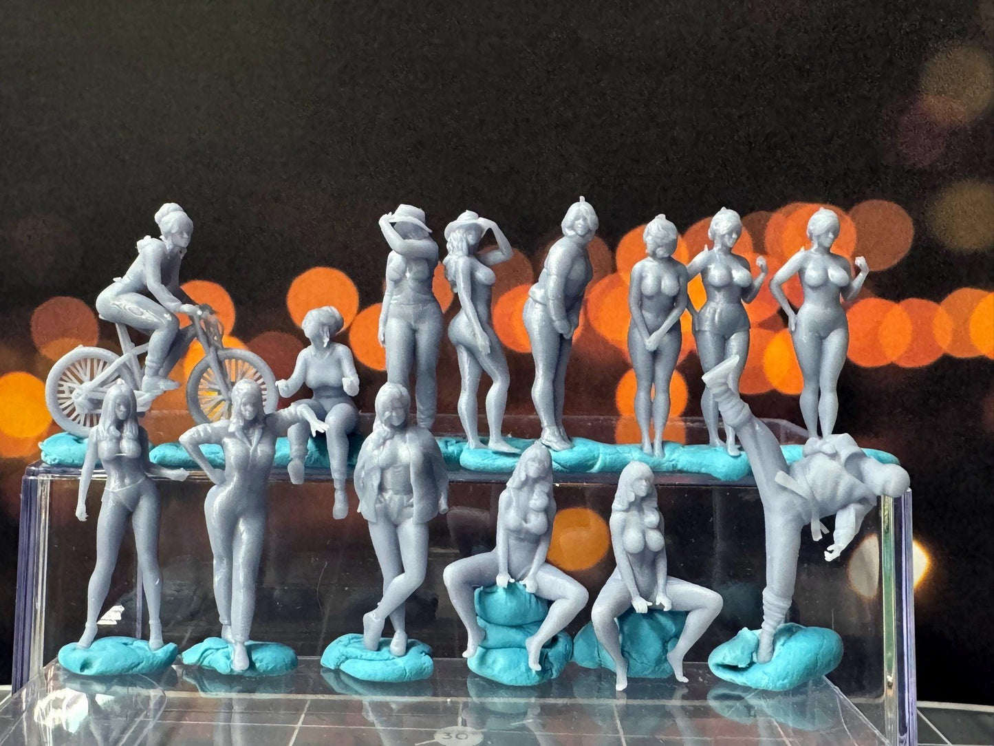 Double G 1:64 Miniature Human Figures - Unpainted - great for Dioramas - Made in the USA LOT 679 Miniature 1.10