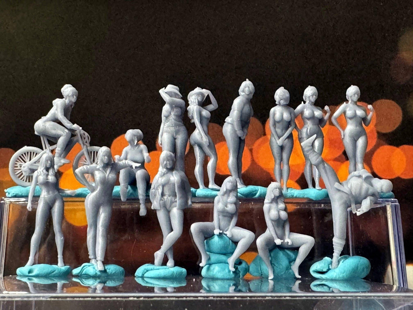 Double G 1:64 Miniature Human Figures - Unpainted - great for Dioramas - Made in the USA LOT 679 Miniature 1.10