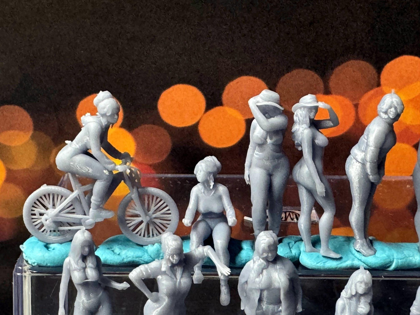 Double G 1:64 Miniature Human Figures - Unpainted - great for Dioramas - Made in the USA LOT 679 Miniature 1.10