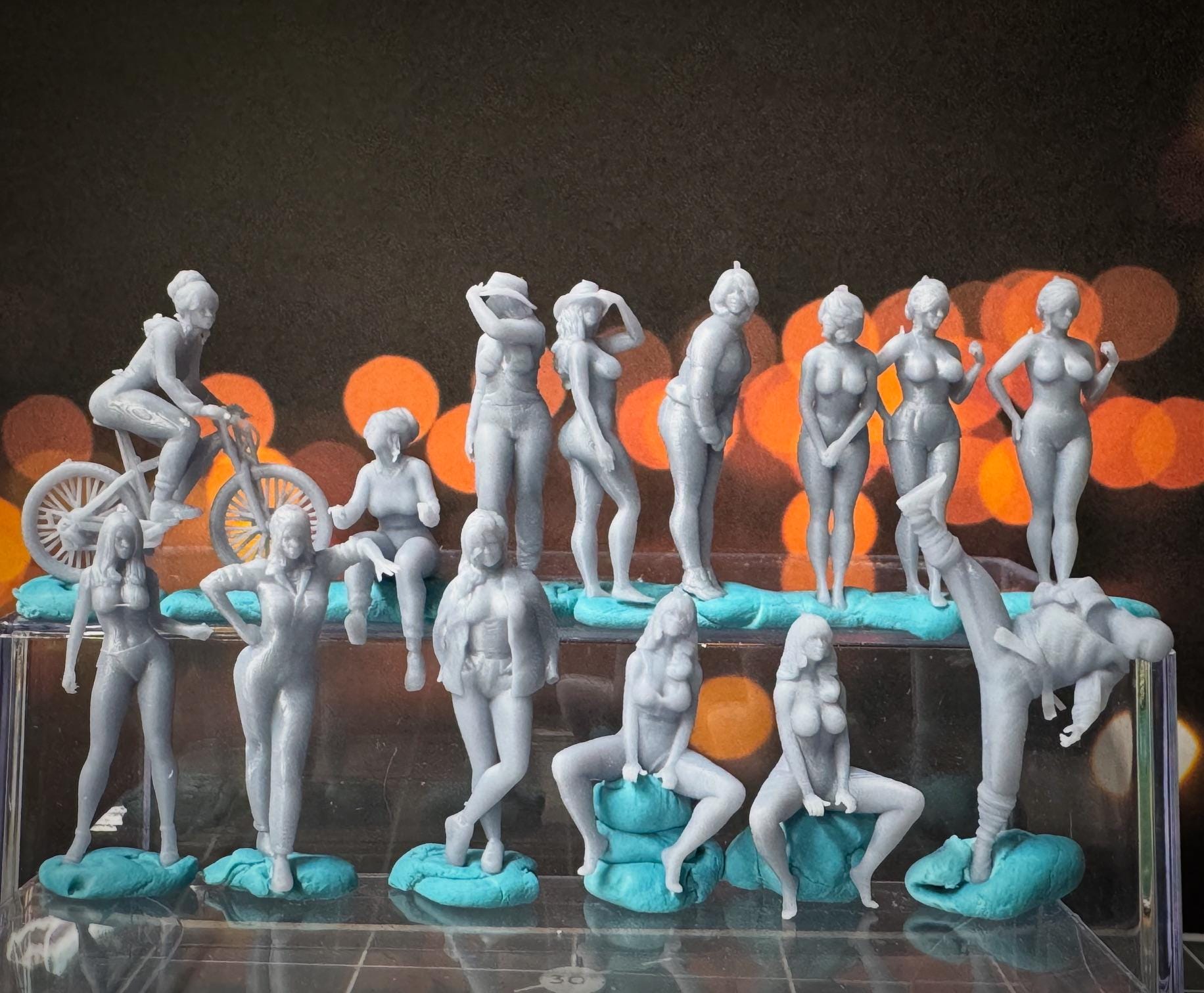 Double G 1:64 Miniature Human Figures - Unpainted - great for Dioramas - Made in the USA LOT 679 Miniature 1.10