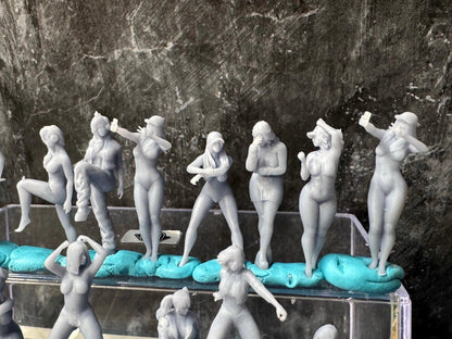 Double G 1:64 Miniature Human Figures - Unpainted - great for Dioramas - Made in the USA LOT 683 Miniature 1.10