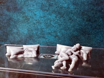 Double G 1:64 Miniature Human Figures - Unpainted - great for Dioramas - Made in the USA LOT 686 Miniature 1.10