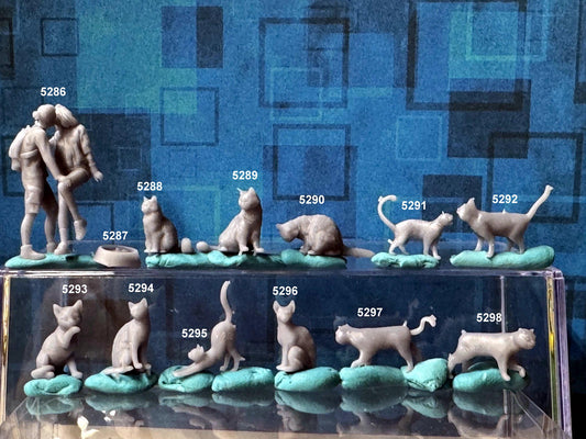 Double G 1:64 Miniature Human Figures - Unpainted - great for Dioramas - Made in the USA LOT 695 Miniature 1.10 Cats