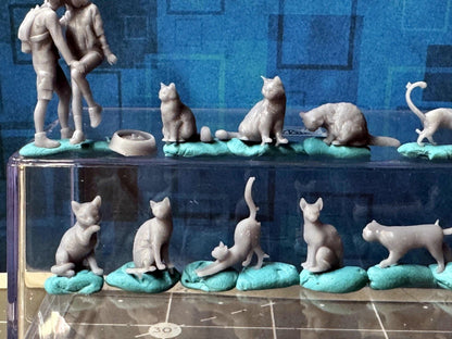 Double G 1:64 Miniature Human Figures - Unpainted - great for Dioramas - Made in the USA LOT 695 Miniature 1.10 Cats