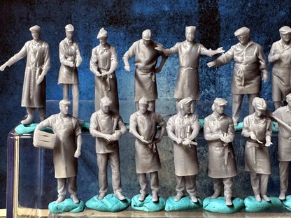 Double G 1:64 Miniature Human Figures - Unpainted - great for Dioramas - Made in the USA LOT 696 Miniature 1.10 Chefs / Cooks