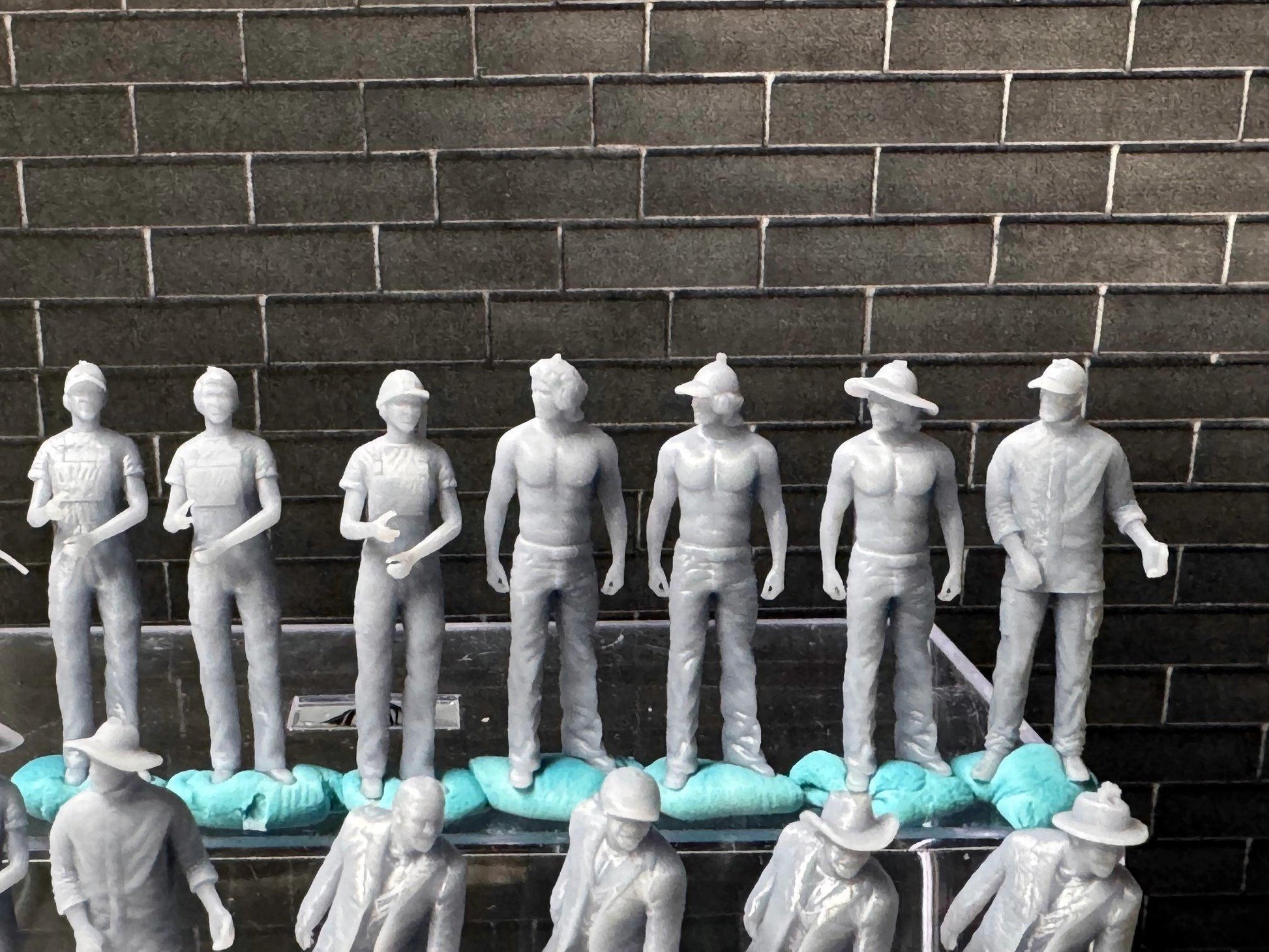 Double G 1:64 Miniature Human Figures - Unpainted - great for Dioramas - Made in the USA LOT 701 Miniature 1.10 Misc People