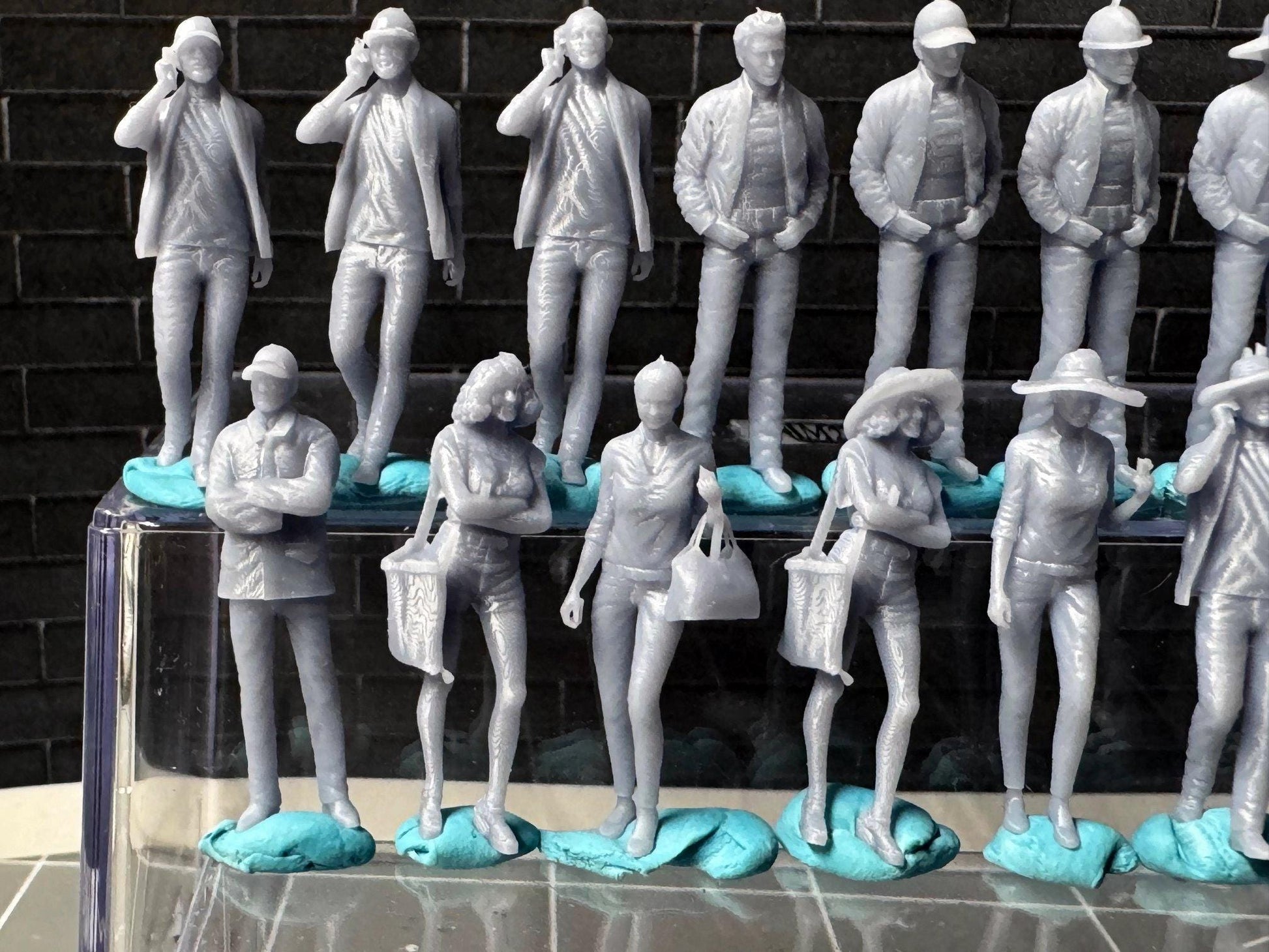 Double G 1:64 Miniature Human Figures - Unpainted - great for Dioramas - Made in the USA LOT 689 Miniature 1.10