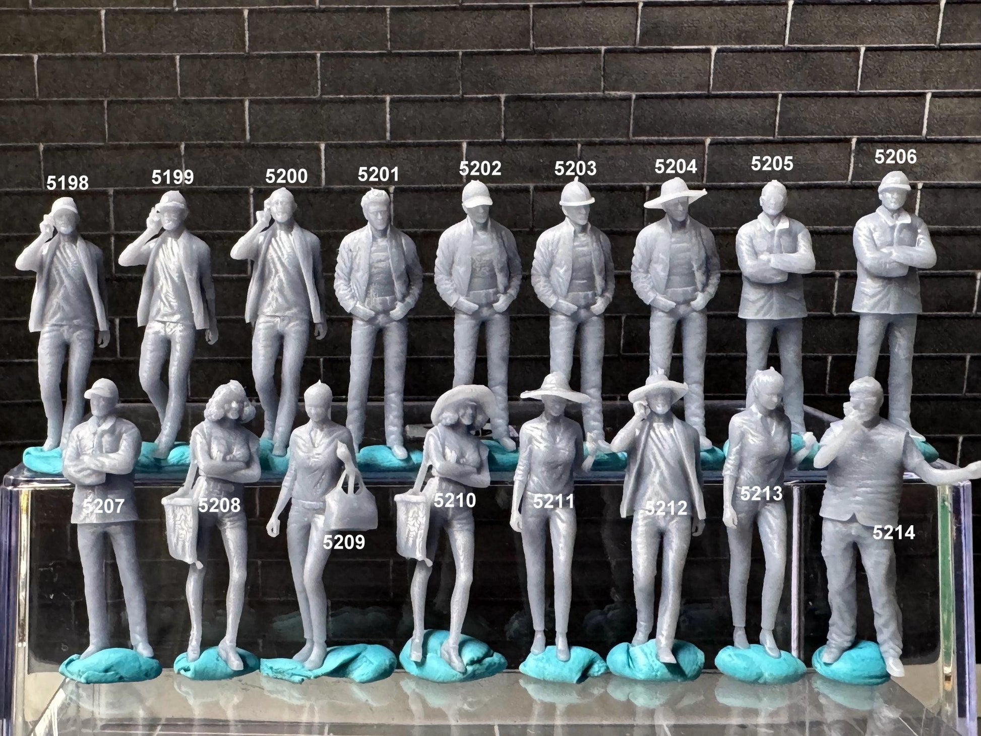 Double G 1:64 Miniature Human Figures - Unpainted - great for Dioramas - Made in the USA LOT 689 Miniature 1.10