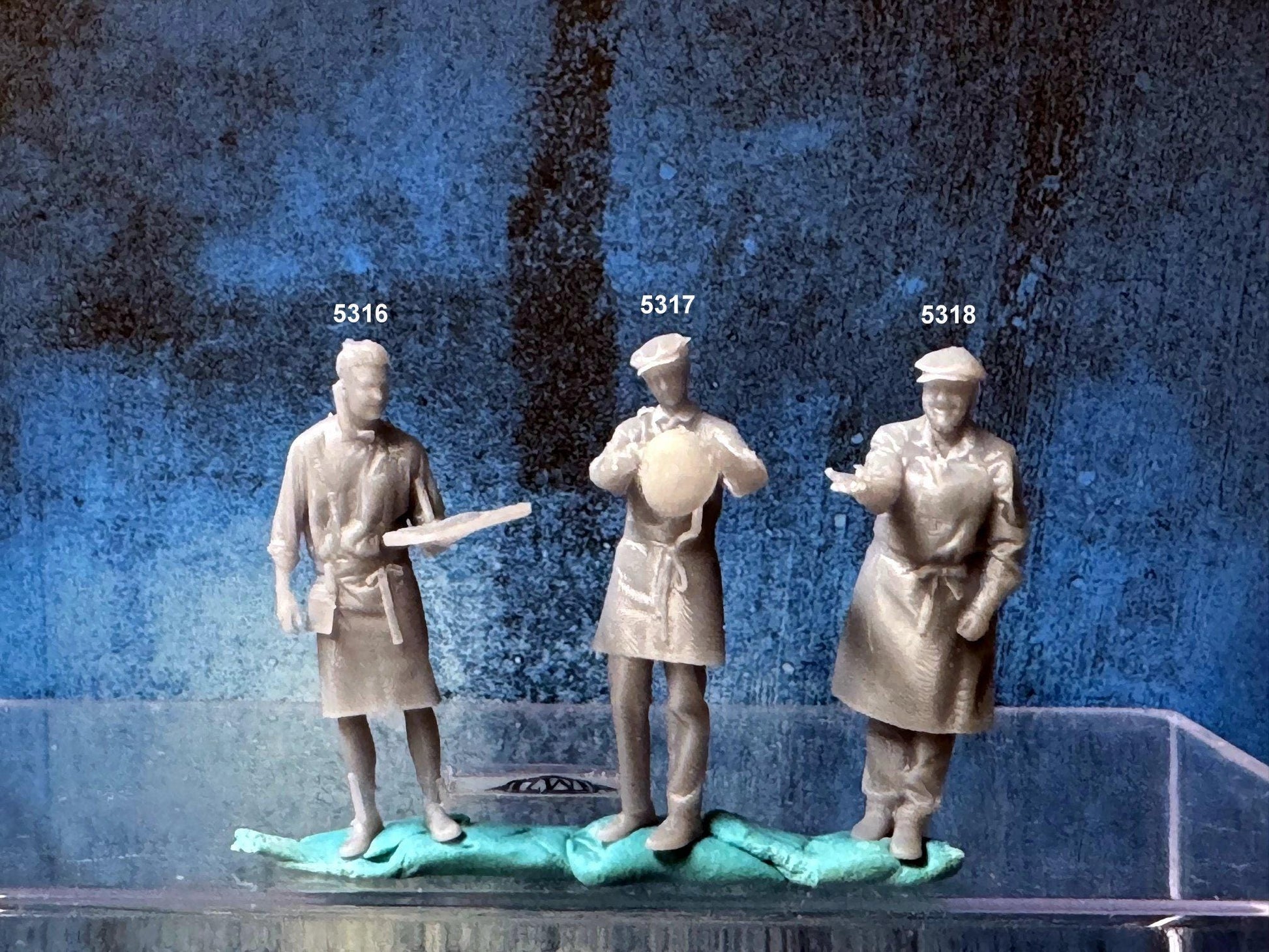 Double G 1:64 Miniature Human Figures - Unpainted - great for Dioramas - Made in the USA LOT 696 Miniature 1.10 Chefs / Cooks