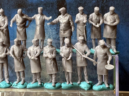 Double G 1:64 Miniature Human Figures - Unpainted - great for Dioramas - Made in the USA LOT 696 Miniature 1.10 Chefs / Cooks