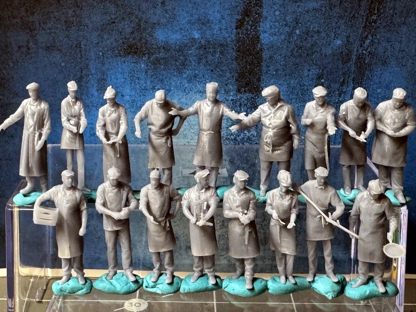 Double G 1:64 Miniature Human Figures - Unpainted - great for Dioramas - Made in the USA LOT 696 Miniature 1.10 Chefs / Cooks