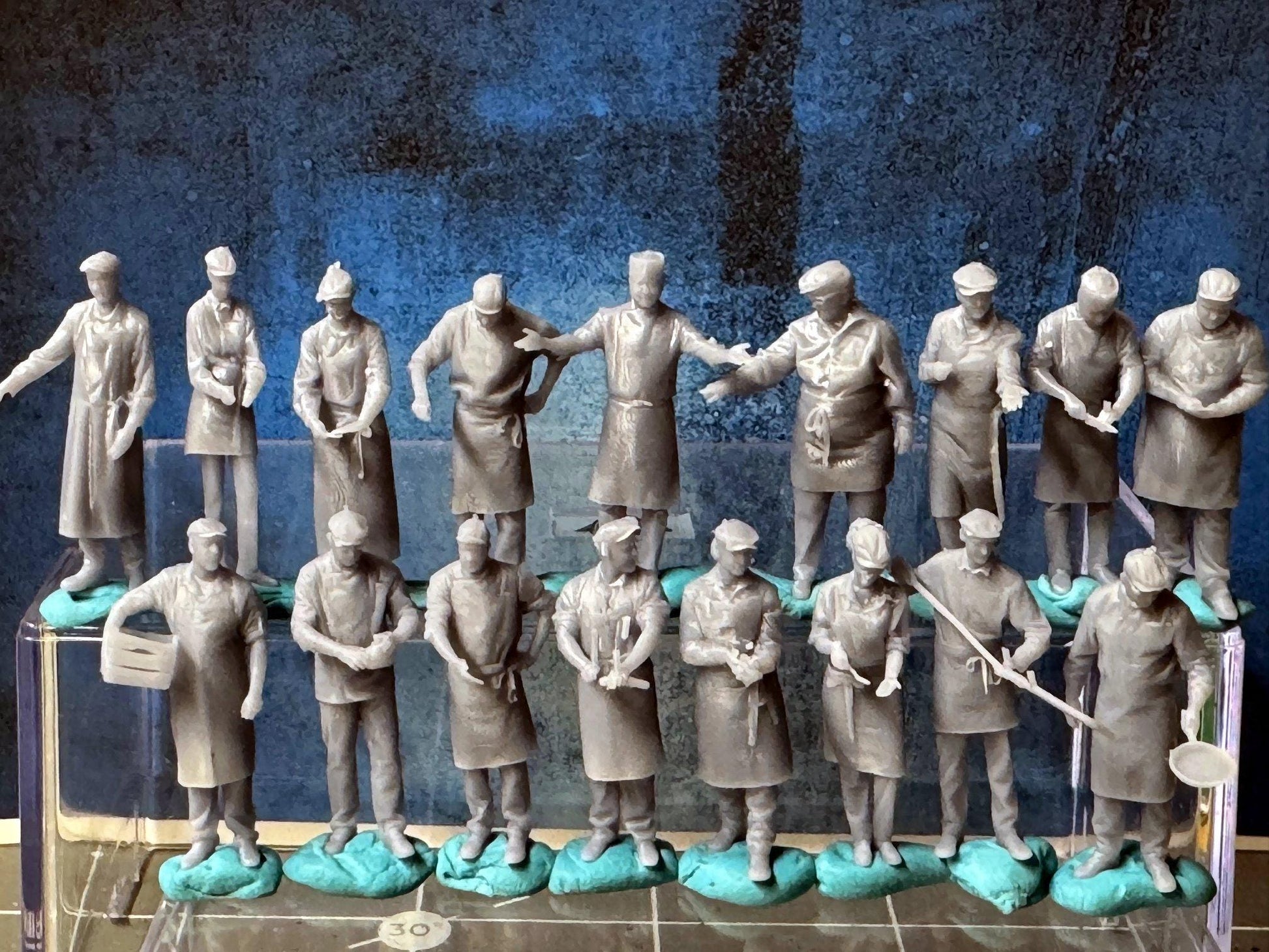 Double G 1:64 Miniature Human Figures - Unpainted - great for Dioramas - Made in the USA LOT 696 Miniature 1.10 Chefs / Cooks