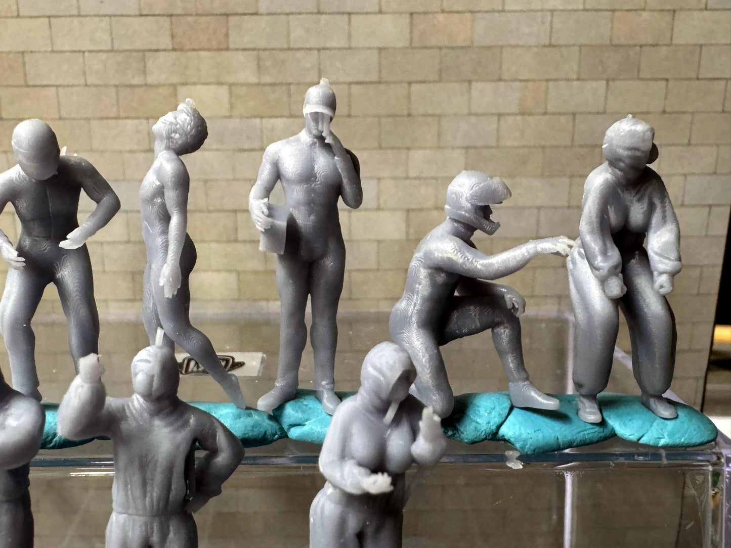 Double G 1:64 Miniature Human Figures - Unpainted - great for Dioramas - Made in the USA LOT 709 Miniature 1.10 Misc People